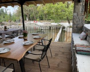 Fish Farm Kalavryta: Ένα ξεχωριστό εστιατόριο δίπλα στον Αροάνιο ποταμό