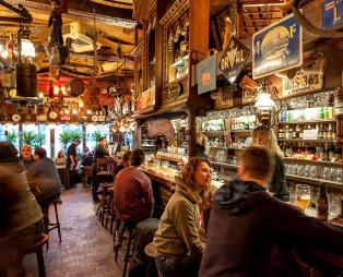 Guardian: Ένα ελληνικό μπαρ στα καλύτερα του κόσμου