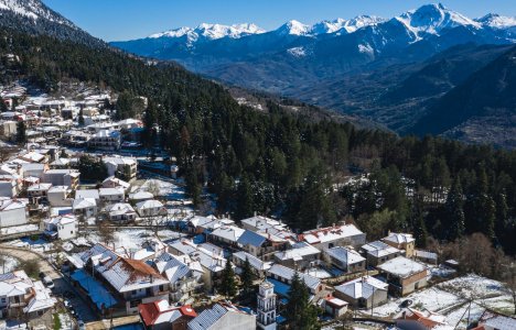 5 ελληνικά χωριά μέσα στα έλατα για τα Χριστούγεννα