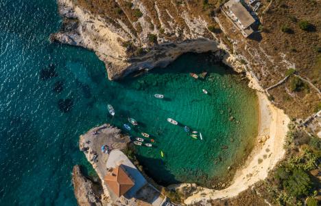 Μέζαπος: Ένας μικρός παράδεισος άγριας ομορφιάς στη Μάνη