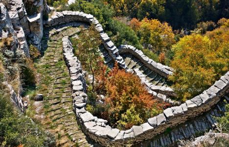 Σκάλα Βραδέτου: Περπατώντας στο ομορφότερο καλντερίμι της Ηπείρου