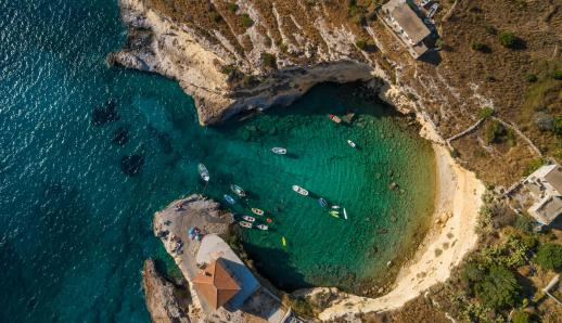 Μέζαπος: Ένας μικρός παράδεισος άγριας ομορφιάς στη Μάνη