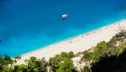 Εγκρεμνοί: Η εντυπωσιακή παραλία της Λευκάδας που θα σας μείνει αξέχαστη