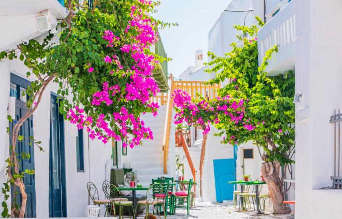 Οι πιο όμορφοι δρόμοι στον κόσμο - Ανάμεσά τους και τα σοκάκια ενός ελληνικού νησιού