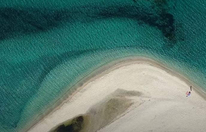 Μεγάλη Άμμος: Η πιο πολυσυζητημένη παραλία του φετινού καλοκαιριού από ψηλά