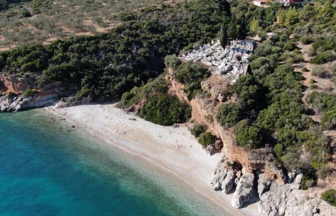 Νεκροταφείο: Η ξεχωριστή παραλία της Πελοποννήσου με το μακάβριο όνομα (vid)